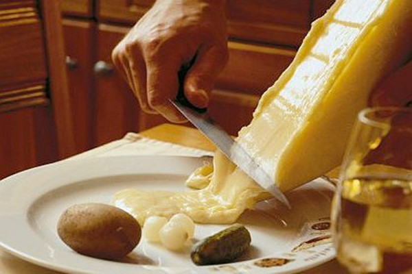 瑞士美食介绍：奶酪加土豆 (Raclette)