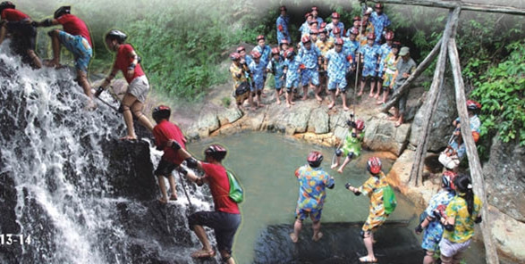 呀诺达雨林文化旅游区踏瀑戏水